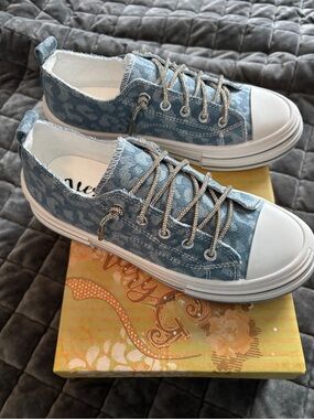 Denim Pattern Low-Top Lace-Up Sneakers - Light Blue